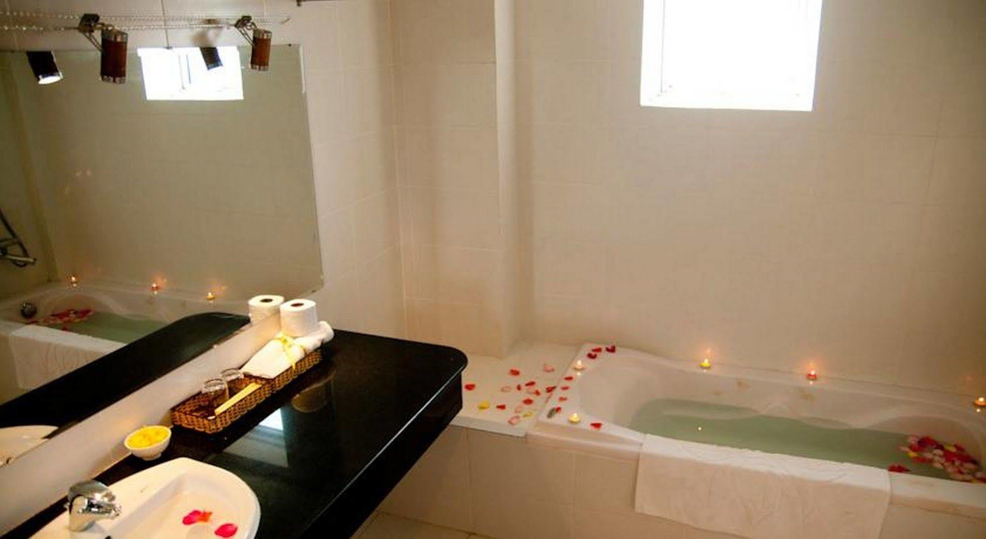 Golden Lotus Hotel Huế Ngoại thất bức ảnh